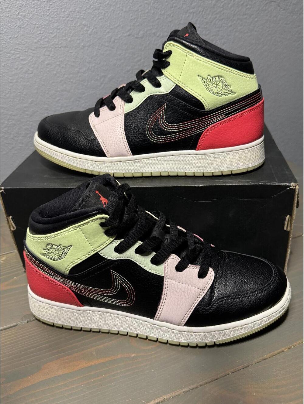 Jordan 1 Mid GS “Glow in the dark”